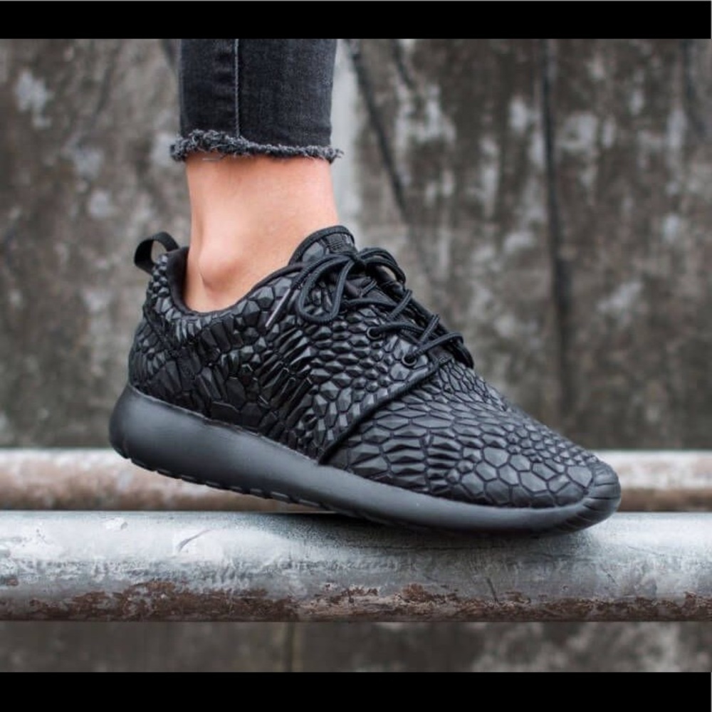 Nike Women’s Roshes One DMB - Hard to find!
